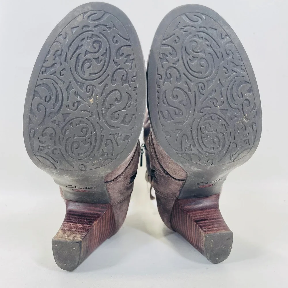Clarks artisan suede